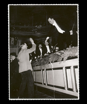Konzert des Berliner Philharmonischen Orchesters in Anwesenheit Adolf Hitlers, 1935/36, Fotomontage unter Einfügung von Stellan Skarsgårds Gesicht anstelle Wilhelm Furtwänglers, Akademie der Künste, Berlin, István-Szabó-Archiv, Nr. 1 